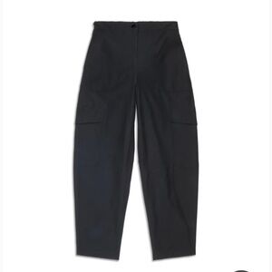 Lululemon women’s black barrel pants
Worn once in great condition